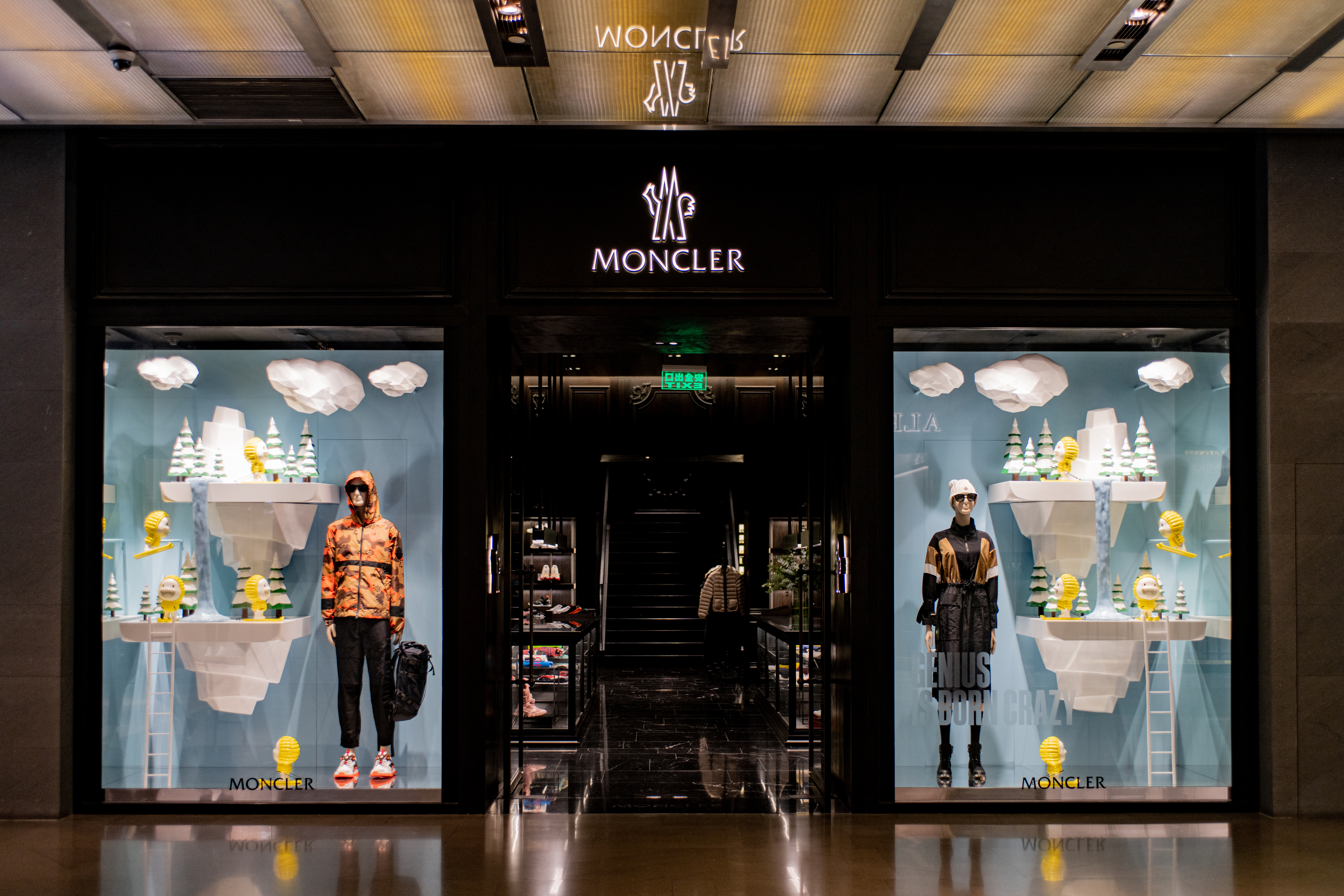 moncler 旗艦店の店舗内装